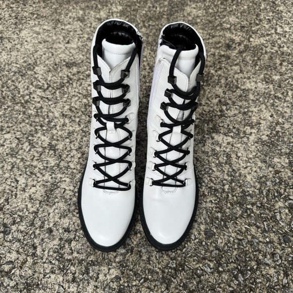 Marc Fisher Women's Sz 8 M Laboni Boot White Leather Combat With Black Lug Sole - Picture 2 of 15